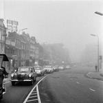 125616 Afbeelding van het verkeer op het Vredenburg te Utrecht, tijdens mist.